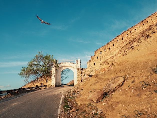 Puerta de Shamil Upper Gunib en Daguestán. La fortaleza de Gunib es un monumento histórico. Rusia.