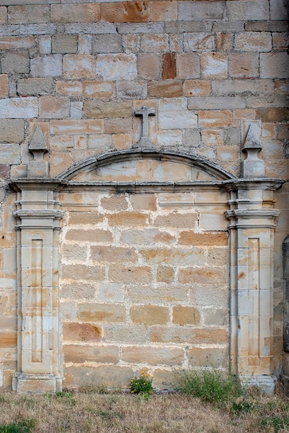Puerta tapiada en la iglesia de la asunción en villamonico cantabria