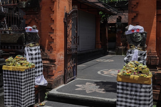 Puerta del templo de entrada tradicional en bali