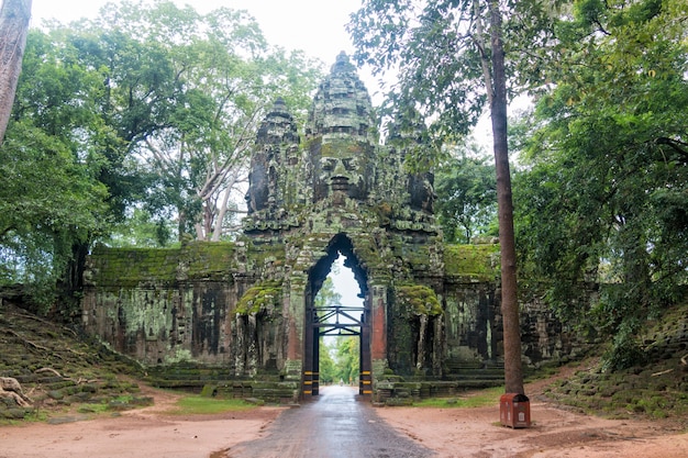 Puerta del templo