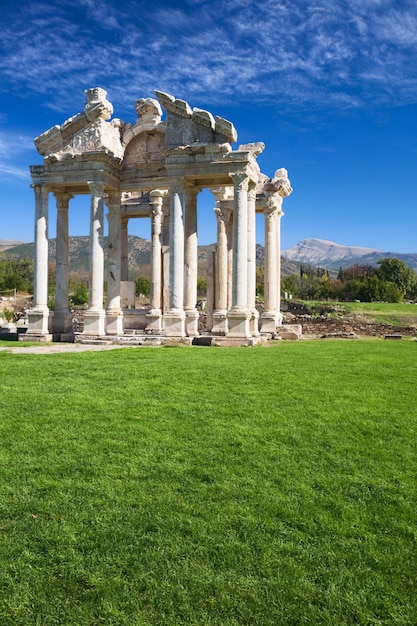 Puerta de tetrapylon romana al templo de Afrodita, Afrodisia, Geyre, Turquía, filtro polarizador aplicado