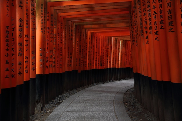 Puerta Tori Roja en el Santuario Fushimi Inari en Kioto, Japón