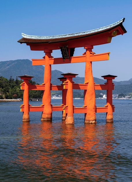 Puerta torii en el Santuario Itsukushima Miyajima Japón