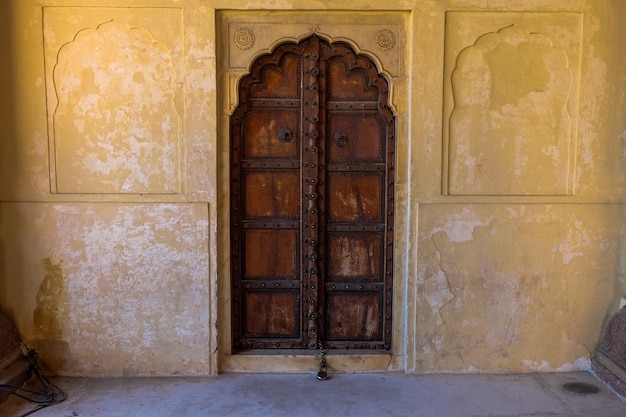 La puerta tradicional dentro del Fuerte Amber en Jaipur, India