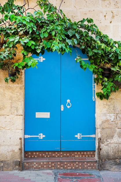 Puerta tradicional de madera vintage pintada de azul en Malta