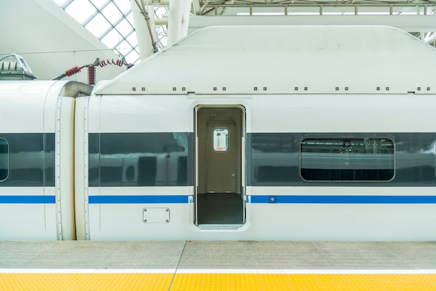 Puerta del tren de alta velocidad