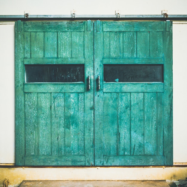 Puerta de la vendimia en la pared de cemento verde