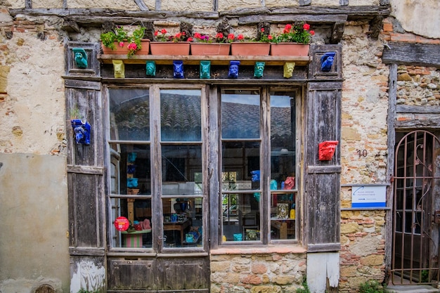 Puerta y ventana de una casa antigua en el pueblo medieval de Fanjeaux en el sur de Francia (Aude)