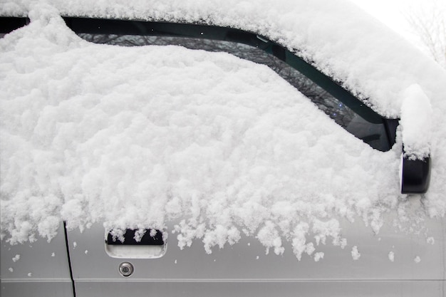 Una puerta con una ventanilla cubierta de nieve en la ciudad invernal