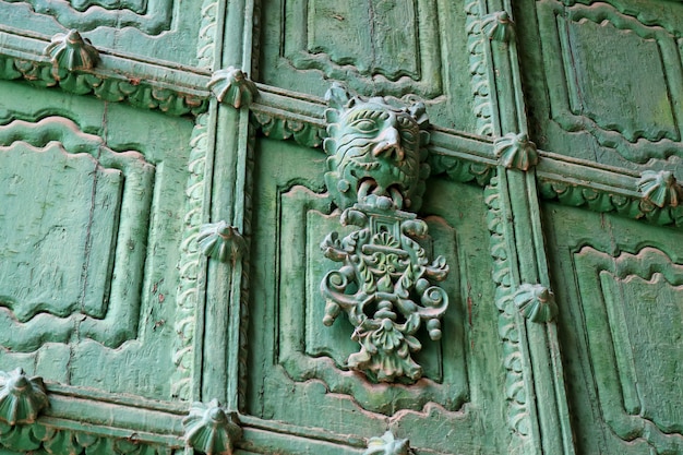 Puerta verde decorada de la Catedral de Puno, Puno, Perú