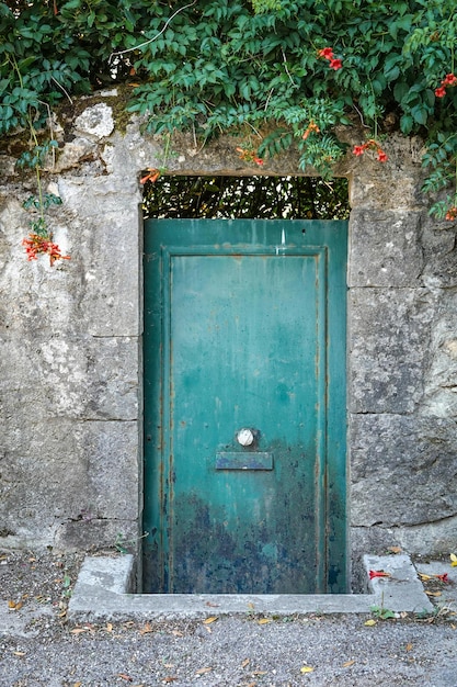 Una puerta verde de un edificio