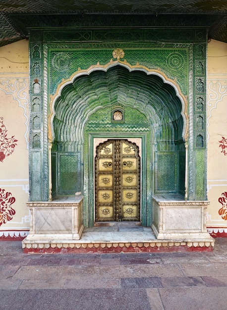 Puerta verde en el Palacio Indio