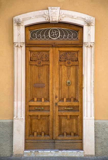 Foto puerta vieja de bari, italia