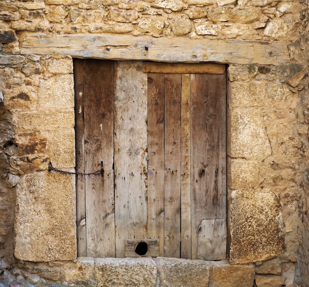 Puerta vieja en una casa abandonada en un pueblo