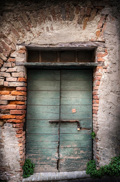 Una puerta vieja de la casa abandonada