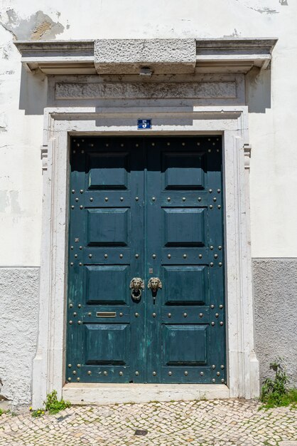 Puerta en la vieja ciudad europea