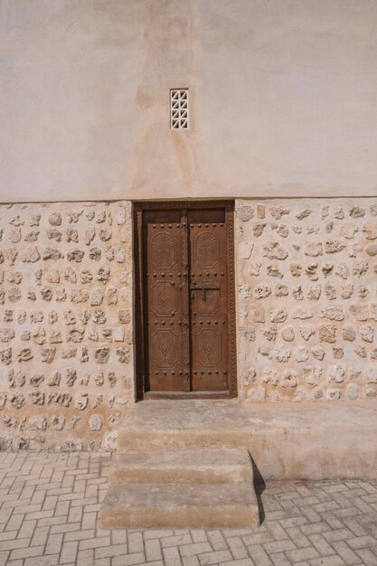 Puerta vieja en el distrito viejo de la ciudad de Sharjah