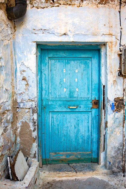 Puerta vieja, fondo de textura de madera y pared