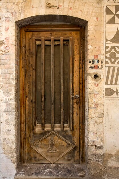 Puerta vieja, fondo de textura de madera y pared