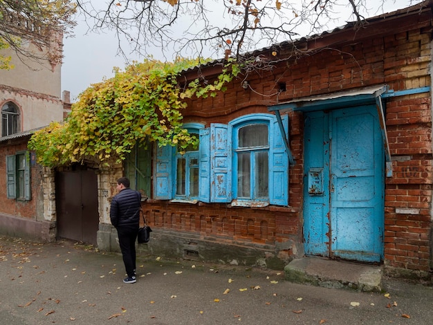 Puerta vieja y pintura desconchada en la parte antigua de la ciudad de Stavropol Rusia en una tarde de otoño