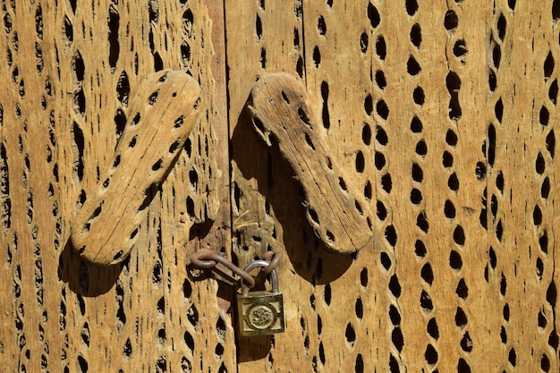 Puertas abatibles de madera de cactus cerradas con candado closeup Isla Incahuasi Salar de Uyuni Bolivia