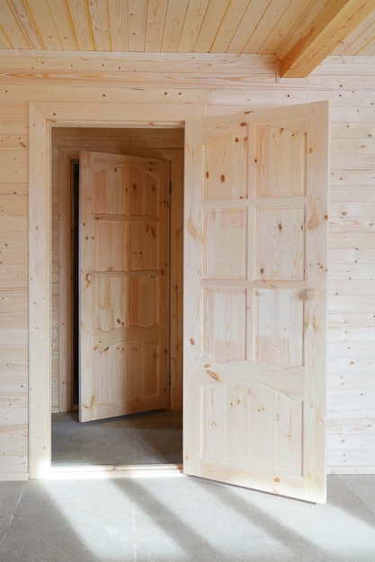 Puertas abiertas de diseño en madera de habitaciones estilo rural en construcción materiales ecológicos