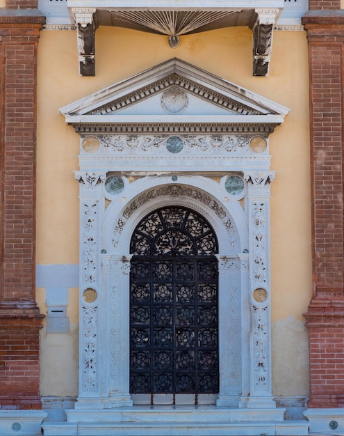 Foto puertas antiguas de metal y vidrio en venecia italia