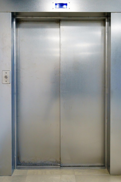 Puertas de ascensor cerradas Puertas de ascensor metálicas brillantes en un nuevo ascensor moderno Una sala vacía en el piso de un edificio de oficinas