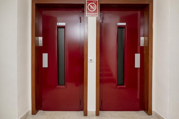 Foto puertas de ascensor dobles de color rojo brillante.