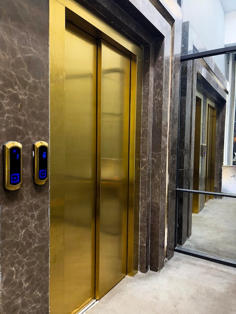 Puertas de ascensor de oro