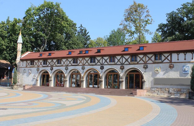 Foto las puertas de la atracción de carreras en el parque gorky ucrania kharkov