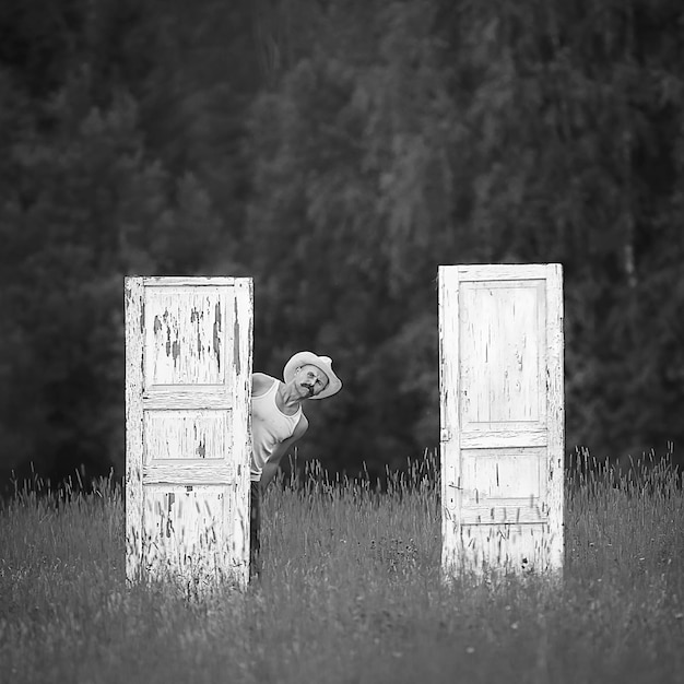 Foto puertas en el campo y granjero, concepto de elección inusual para halloween