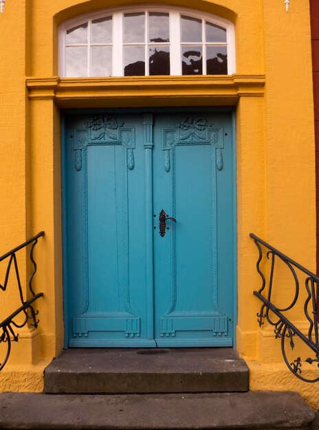 Puertas cerradas del edificio