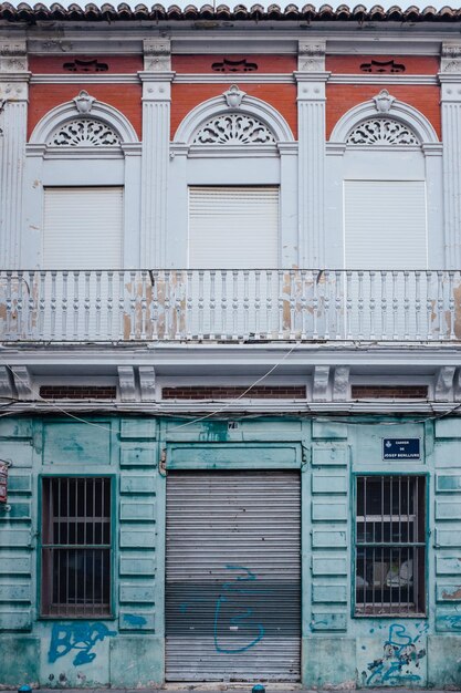 Foto puertas cerradas del edificio