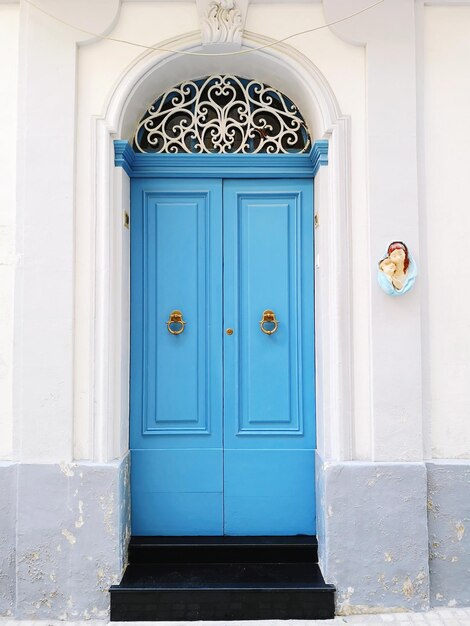 Puertas cerradas del edificio