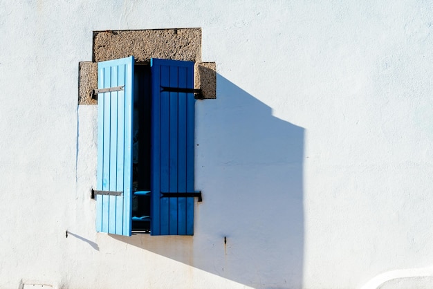 Puertas cerradas del edificio