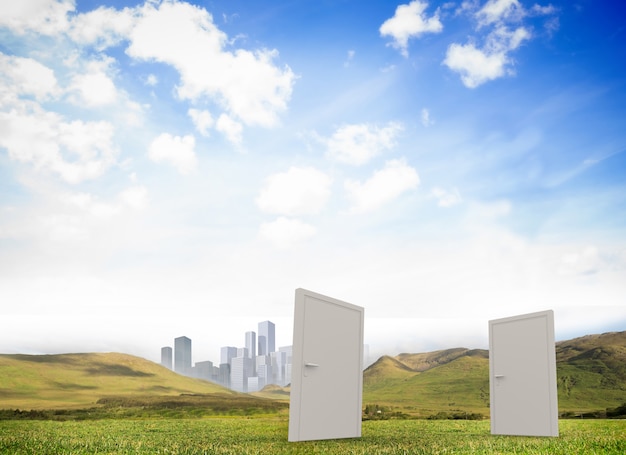 Puertas cerradas en un prado