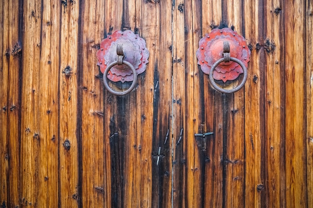 Puertas y cerraduras de madera para edificios antiguos