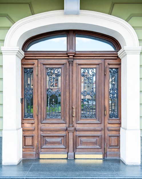 Las puertas de la ciudad del viejo Lviv en Ucrania Puertas auténticas originales en las afueras de la plaza Rynok en Lviv