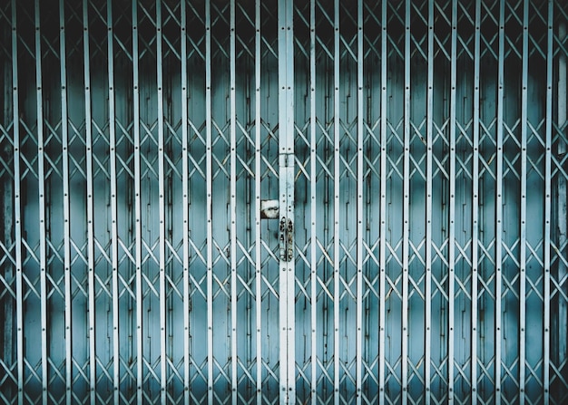 Puertas corredizas de acero pintadas de azul claro