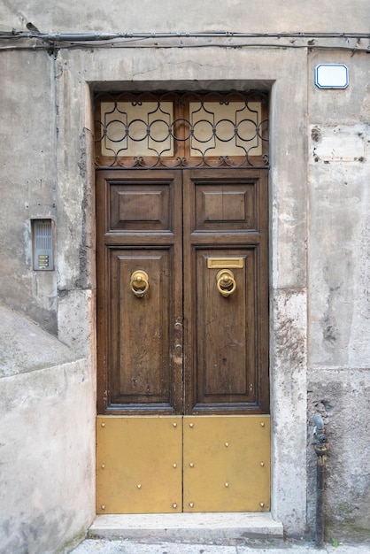 Puertas con decoración clásica en Roma Italia