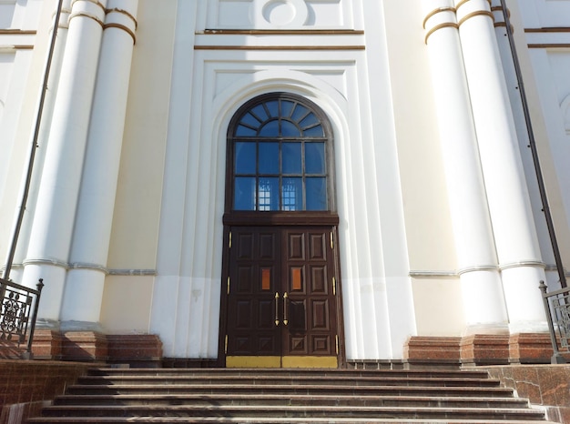 Puertas y escaleras de madera a una iglesia ortodoxa