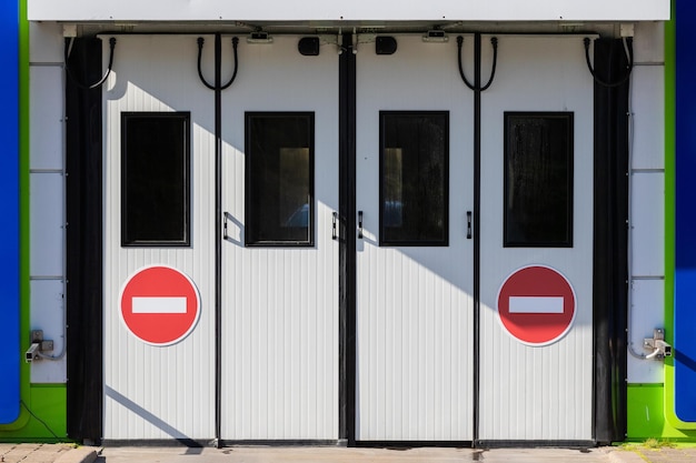 Puertas de garaje con dos señales de tráfico no entran