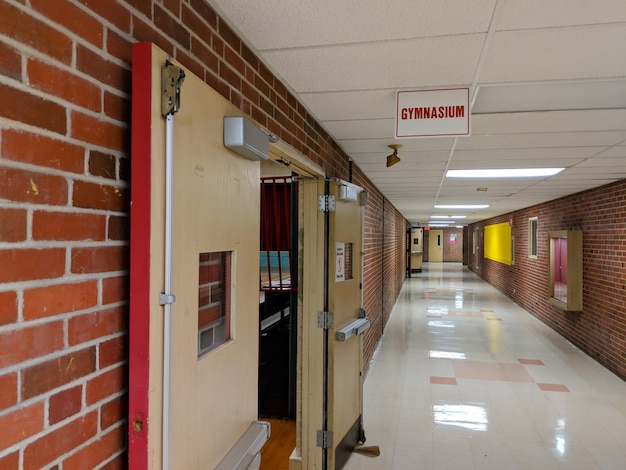 Las puertas del gimnasio de una escuela primaria local