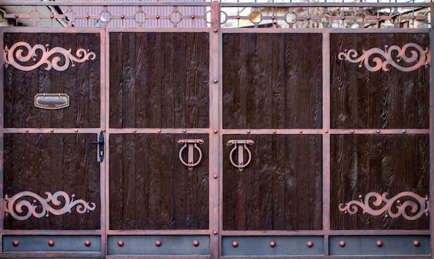 Puertas de hierro forjado, forja ornamental, primer plano de elementos forjados.