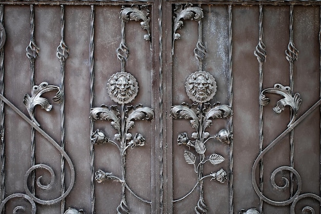 Las puertas de hierro forjado, forja ornamental, primer plano de elementos forjados.