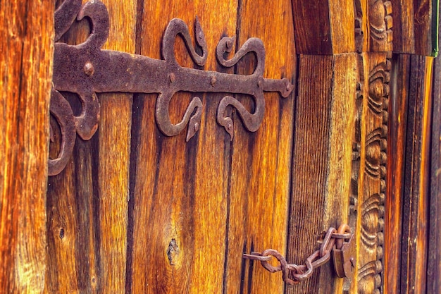 Puertas de madera antiguas en cortinas forjadas locke