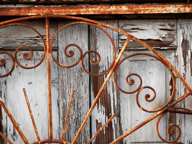 Puertas de madera antiguas, estructura y detalles.