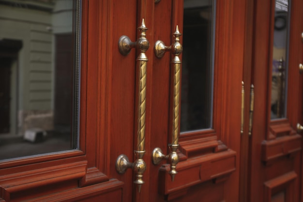 Puertas de madera de casa en la ciudad de Lviv en día de otoño