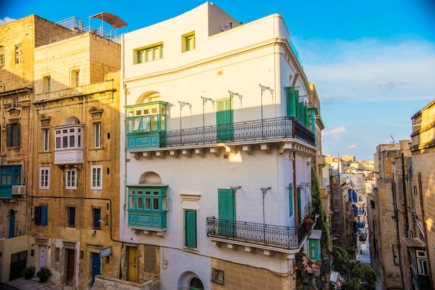 Puertas de madera coloridas y marcos de ventanas de la antigua casa en Sliema, Malta